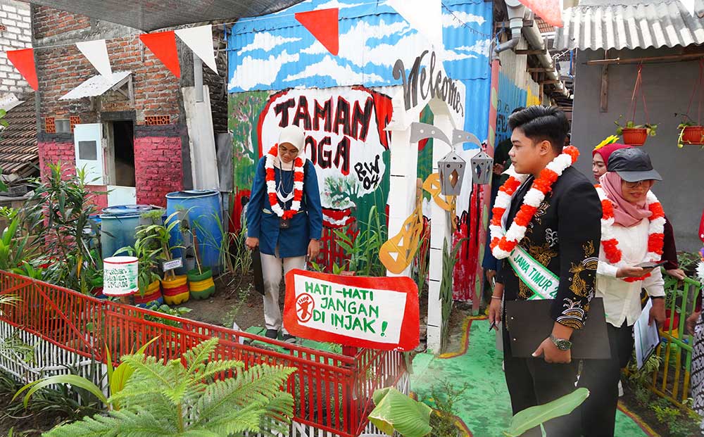 Perwakilan Petrokimia Gresik saat penjurian Lomba Kebersihan Lingkungan Lestari Bumi untuk desa/kelurahan sekitar perusahaan di Gresik. Foto: Ist.