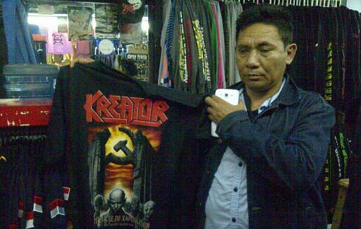 Tim Gabungan Polda Metro dan Kodam Jaya ungkap penjualan Kaos Berlogo Palu Arit (PKI) di Blok M Kebayoran Baru, Jakarta Selatan, Minggu (8/5) malam.