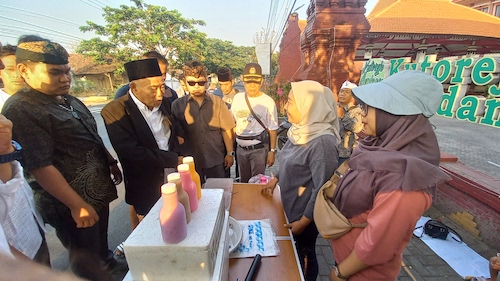 Gus Barra dan Kiai Asep Borong Dagangan, Pedagang Pasar Kutorejo Apresiasi dan Mantap Pilih Mubarok