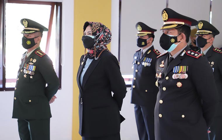 Wali Kota Batu Dewanti Rumpoko mengikuti upacara virtual peringatan Hari Bhayangkara ke-75 di Rupatama Mapolres Batu, Kamis (1/7). 
