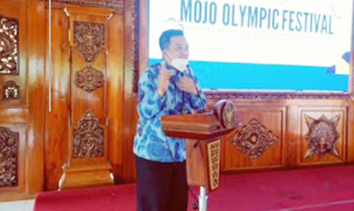 Amin Wachid, Kepala Disdikbud Kota Mojokerto saat memberikan arahan kepada para wali murid di acara Mojo Olympics Festival.