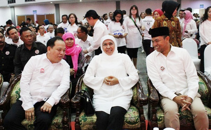 Kiri ke kanan: Yohanes Jahja, Khofifah, dan Gus Hans tampak gayeng dalam satu kesempatan. foto: istimewa