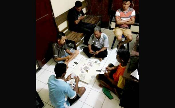 Para tersangka memeragakan saat bermain judi hingga mereka akhirnya tertangkap.