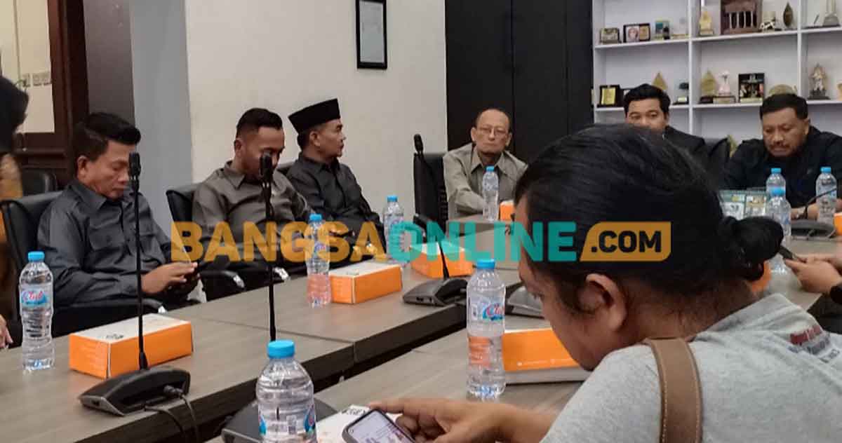Pimpinan DPRD Gresik bersama ketua komisi saat memberikan keterangan perkembangan program MBG. Foto: SYUHUD/BANGSAONLINE