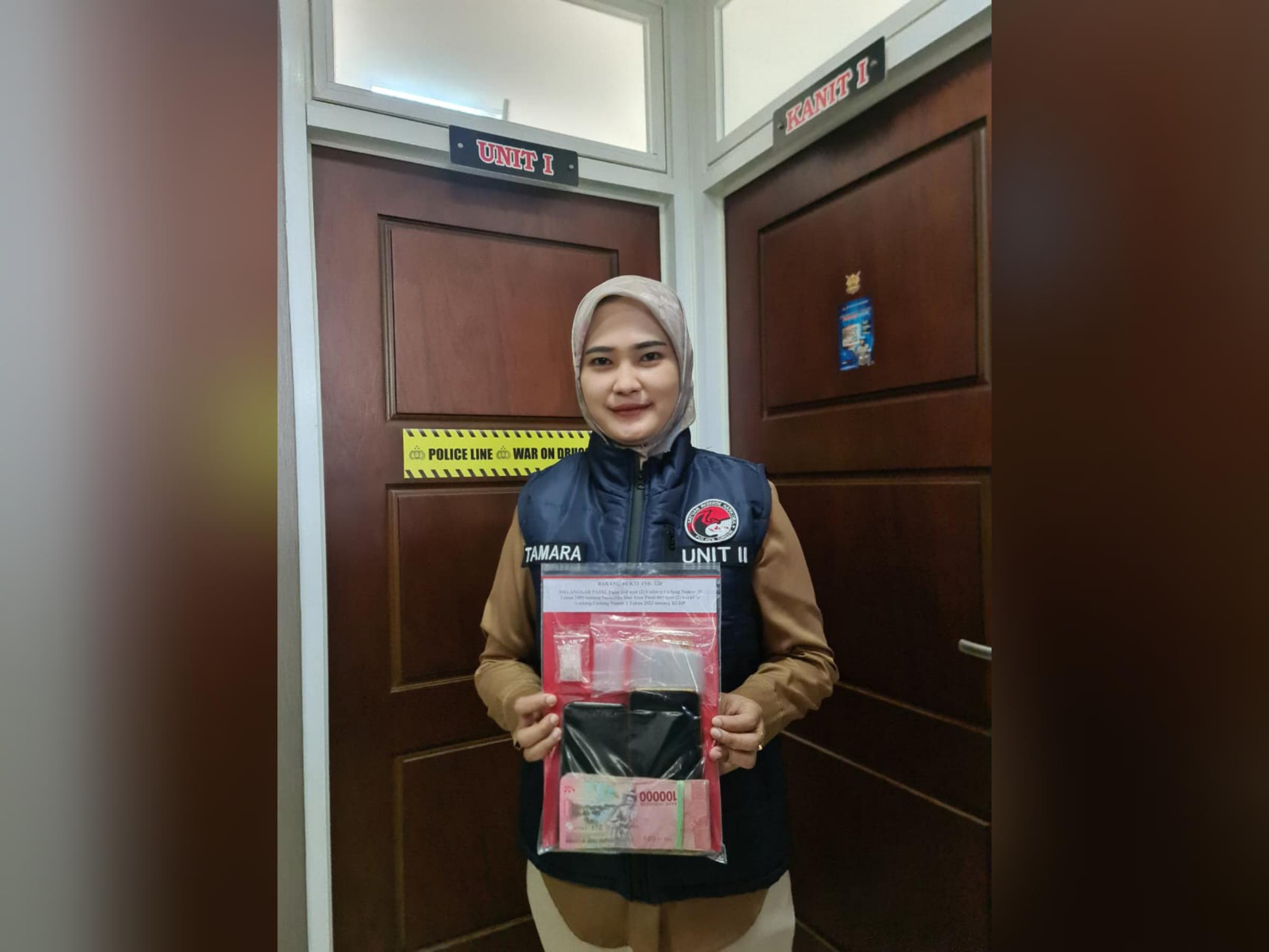 Petugas Satresnarkoba Polres Gresik menunjukkan barang bukti sabu  yang berhasil disita dari tiga tersangka. foto: ist.
