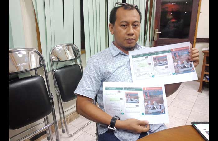Ainur Rofik, pendukung khofifah Indar Parawansa menunjukkan bahan yang akan dilaporkan ke unit cyber crime Polda Jatim.  foto: DIDI ROSADI/ BANGSAONLINE