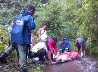 beberapa petugas saat mengevakuasi korban. foto: gunadhi/harian bangsa