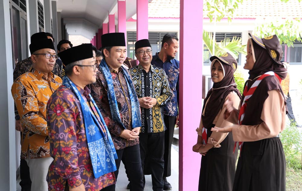 Bupati Muhammad Fawait saat mendampingi kunjungan Menteri Pendidikan Dasar dan Menengah RI, Abdul Mu