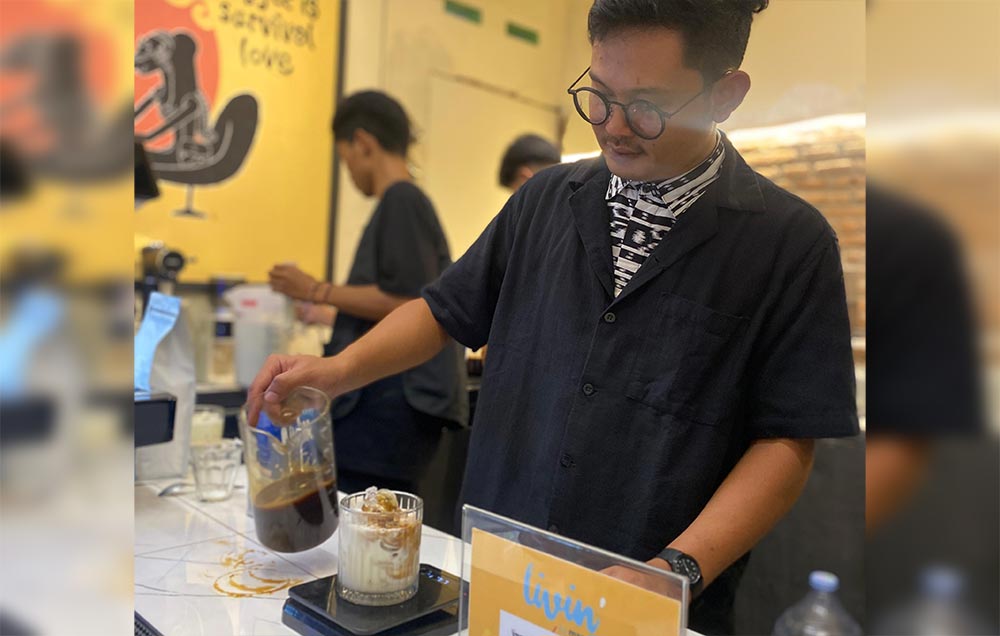Anang Ma’ruf saat meracik kopi ledre yang jadi menu andalan di Deulleuda Coffee.