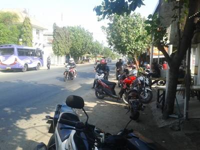 pertigaan bulu, tak memanjakan calon penumpang. fotosuwandi/BANGSAONLINE