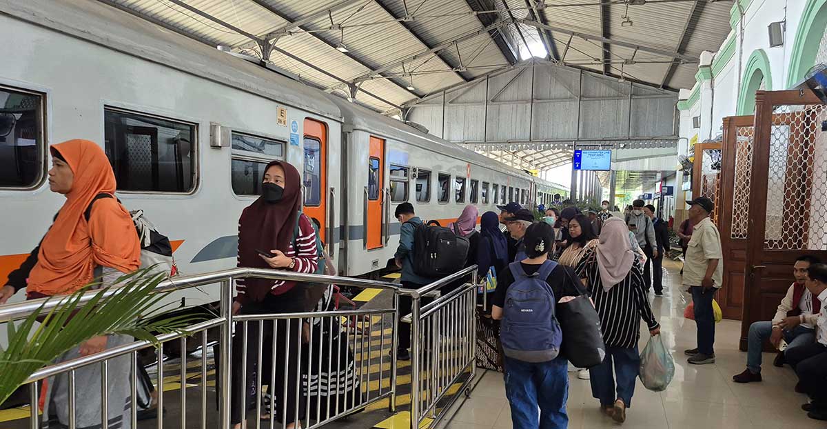 Suasana naik turun penumpang di stasiun kereta api.
