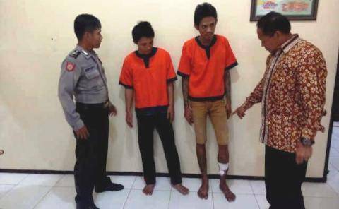 DIDOR - Tersangka spesialis pembobol rumah yang ditembak kakinya, kemarin. foto: much shopii/BANGSAONLINE