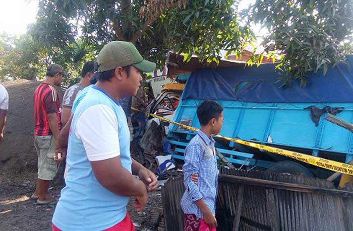 Truk belum bisa dievakuasi dan menjadi tontonan warga yang lalu lalang.