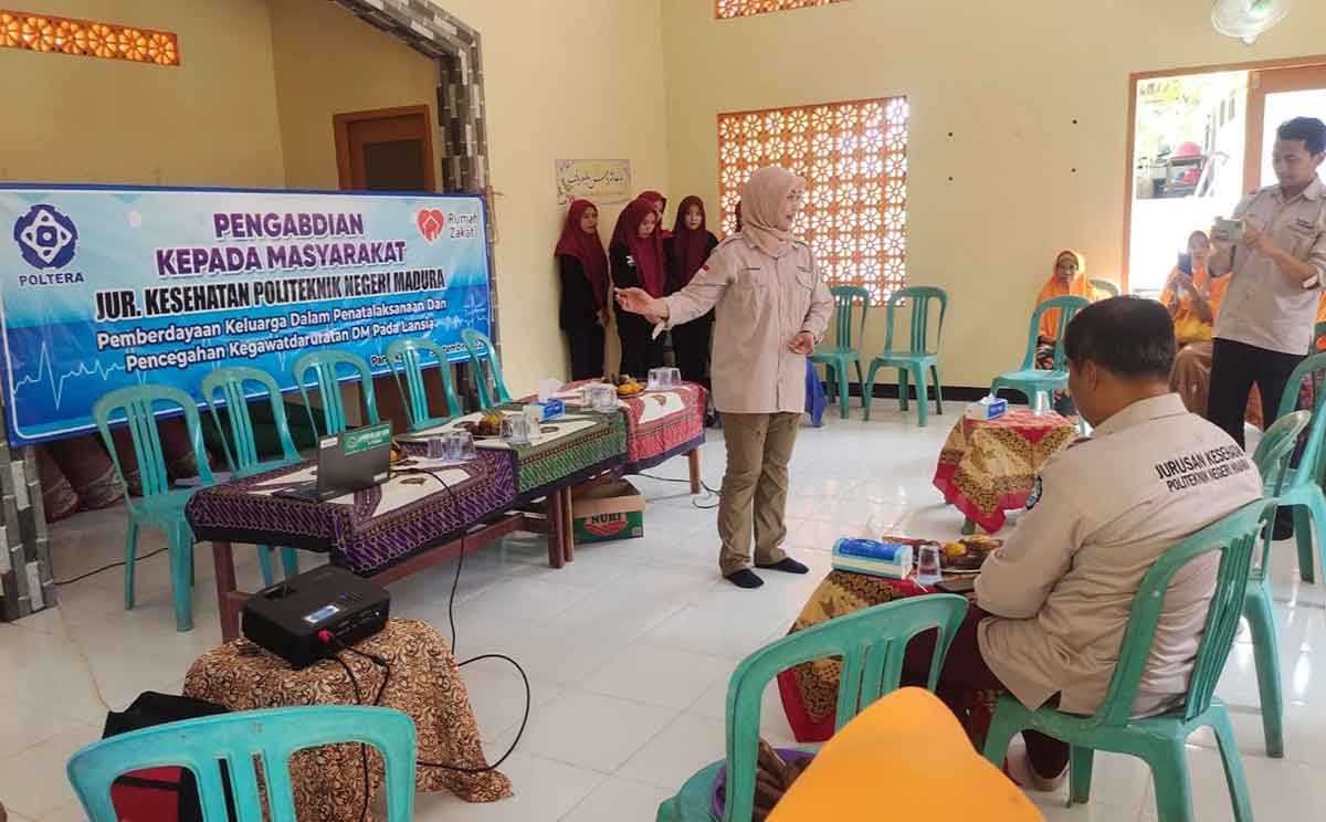 Jurusan Kesehatan Politeknik Negeri Madura saat menggelar pengabdian kepada masyarakat di Dusun Secang, Desa Plakpak, Kecamatan Pegantenan, Pamekasan.