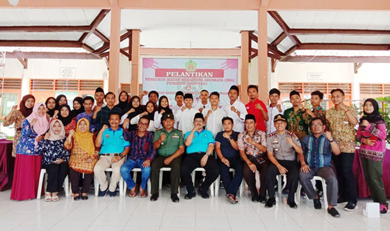 Wakil Bupati Mohni, Kepala Dinas Pemuda dan Olahraga Saad Asjari, Camat Arosbaya, beserta Pengurus IMA usai pelantikan di Pendopo Kecamatan Arosbaya Bangkalan.