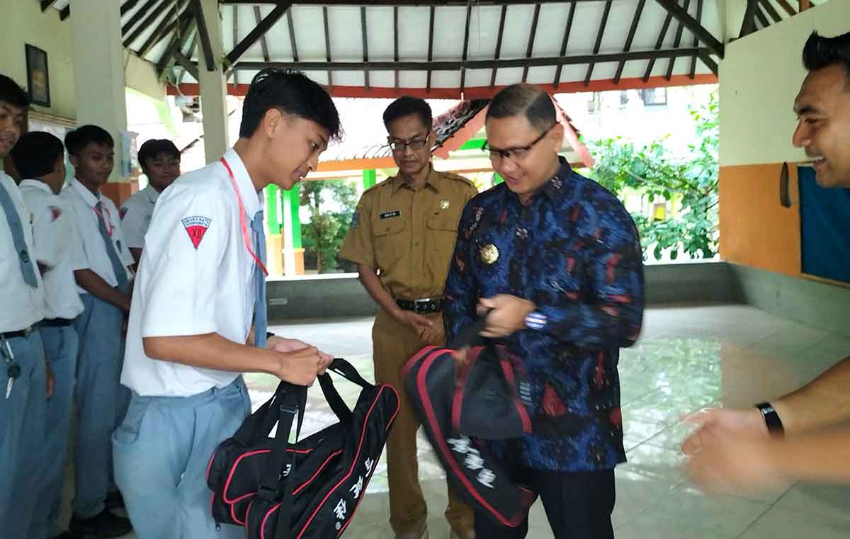 Juarai Turnamen Gateball, Pj Wali Kota Batu Serahkan Bantuan Peralatan ke Tim SMAN 2 Batu