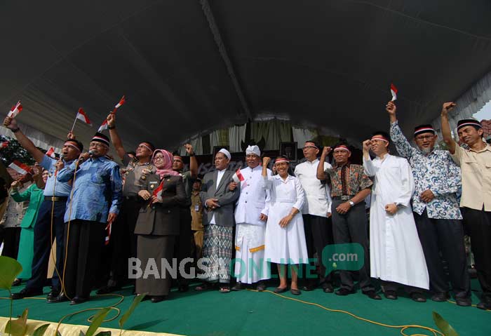 KH Isrofil Amar, Ketua PCNU Kabupaten Jombang saat berorasi dalam upacara ikrar nusantara bersatu di Alun-Alun Kota setempat, Rabu (30/11). foto: RONY SUHARTOMO/ BANGSAONLINE