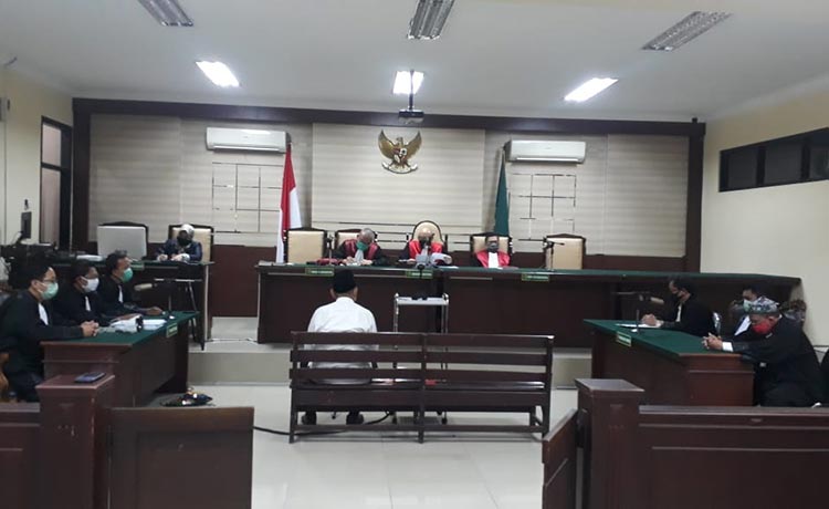 Saiful Ilah saat menjalani persidangan di Pengadilan Tipikor Surabaya.