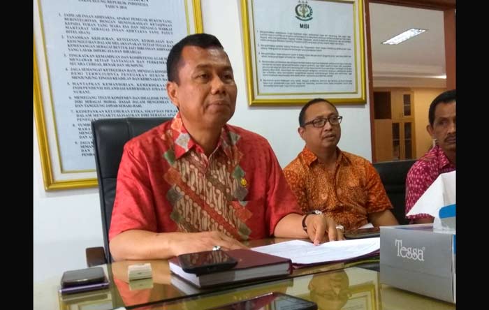 Kepala Badan Perencanaan Pembangunan Daerah (Bappeda) Pemerintah Kota Kediri Suprapto, digelandang tim Kejaksaan Negeri Kota Kediri