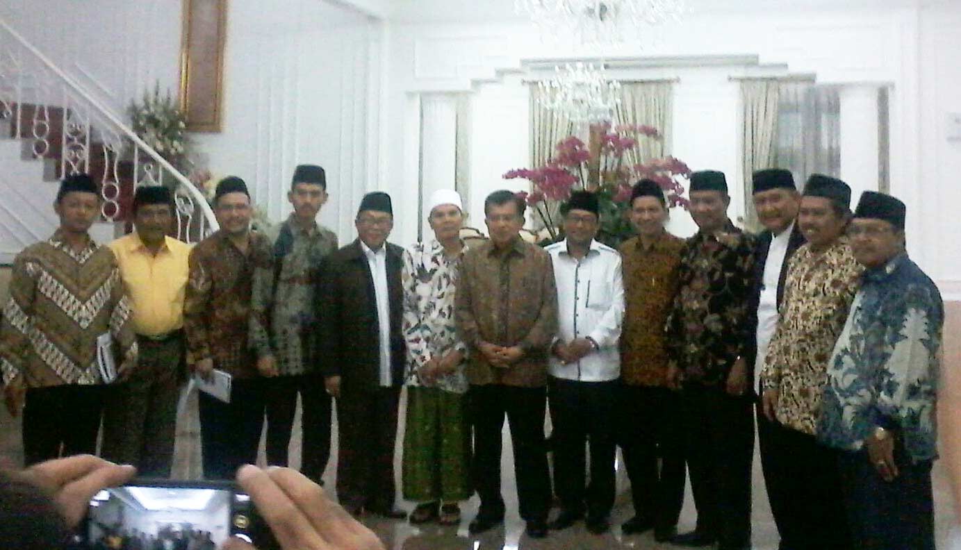 Para ketua PWNU dan utusan KH Said Aqil disambut Wakil Presiden HM Jusuf Kalla. foto: BANGSAONLINE