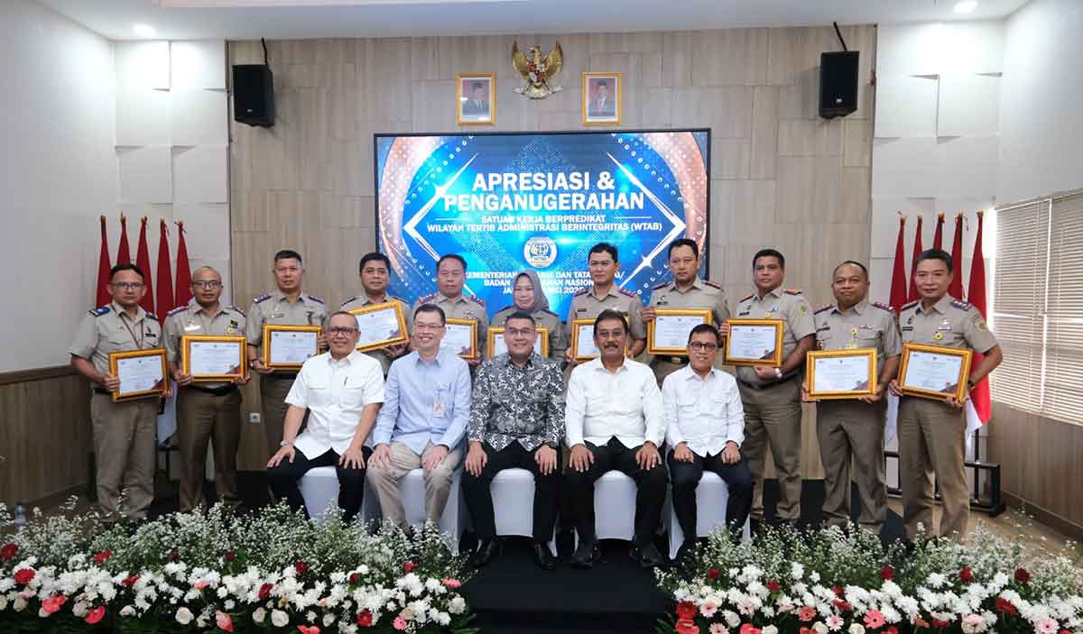 Wamen ATR/BPN saat Pemberian Apresiasi dan Penganugerahan Satuan Kerja Berpredikat WTAB 2025 di Conference Room Inspektorat Jenderal Kementerian ATR/BPN, Jakarta.