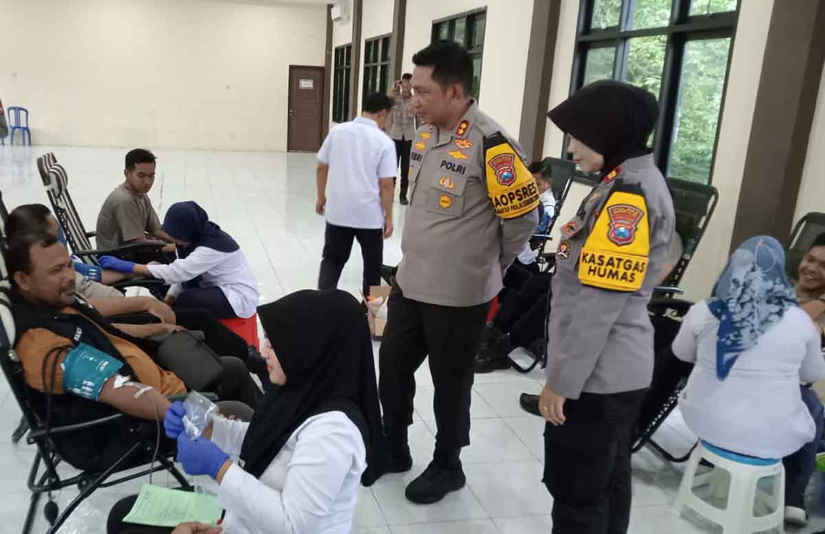 Kapolres Bangkalan, AKBP Febri Isman Jaya, bersama Kasi Humas Polres Bangkalan, Iptu Risna Wiajayati, saat meninjau pelaksanaan donor darah.