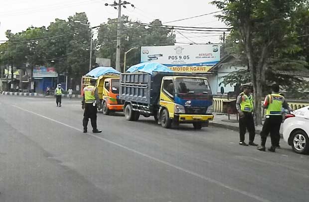 Petugas Satlantas menghentikan beberapa dump truk yang masuk dalam Kota Ngawi.