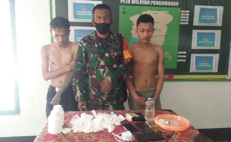 Personel Babinsa dari Koramil Batu saat mengamankan dua pengedar narkoba di salah satu vila di Songgoriti, Kota Batu.