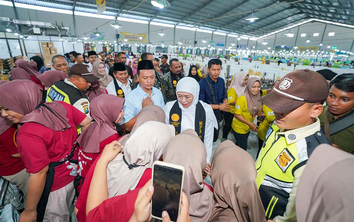 Gubernur Jawa Timur periode 2019-2024, Khofifah Indar Parawansa, saat menyapa pekerja PT Kareb Alam Sejahtera di Bojonegoro.