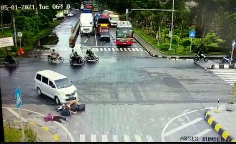 Tangkapan layar rekaman CCTV saat terjadinya kecelakaan melibatkan pengendara motor dan mobil di pintu masuk Tol KLBM di Bunder, Kebomas, Gresik. foto: ist.