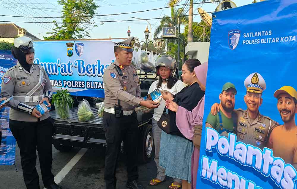 Operasi Patuh Semeru 2025 ala Satlantas Polres Blitar Kota, bagi-bagi sayur sambil beri edukasi. (Ist) 