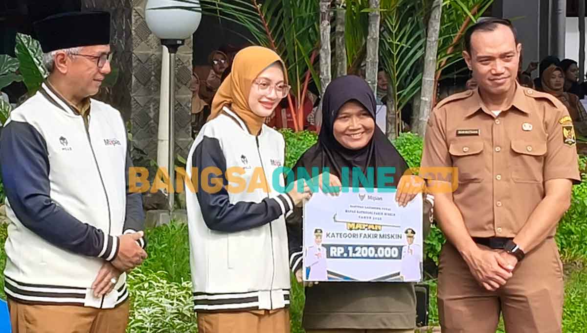 Wali Kota Kediri didampingi jajaran pejabat terkait ketika menyerahkan bantuan tunai langsung secara simbolis kepada salah satu penerima manfaat. Foto: MUJI HARJITA/BANGSAONLINE
