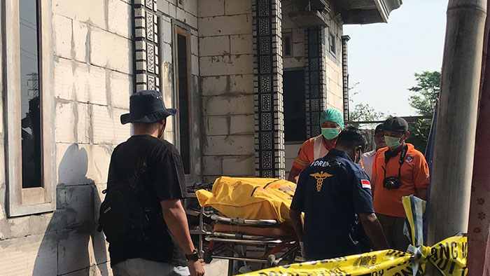Petugas saat mengevakuasi jasad ibu satu anak di Desa Sugihwaras, Kecamatan Candi, Sidoarjo.