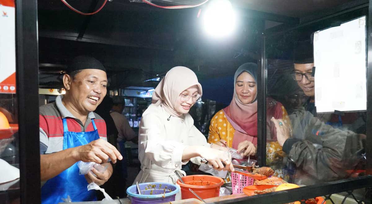 Wali Kota Kediri saat meninjau stan dan membeli kuliner yang tersedia lalu menikmatinya ditemani alunan musik. Foto: Ist