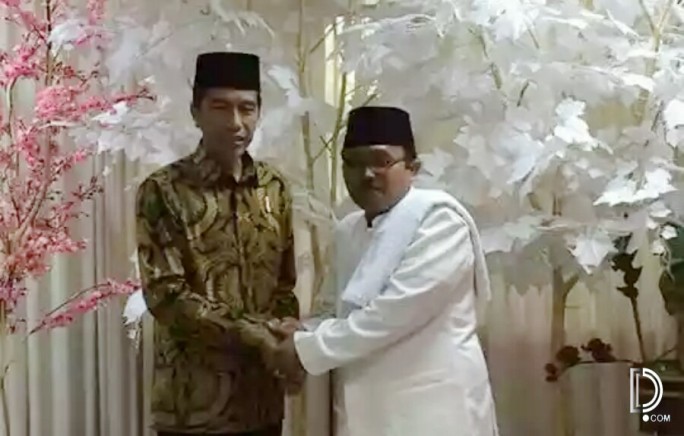 KH Muchlis Muhsin bersama Presiden RI Joko Widodo dalam suatu acara. foto: istimewa/bangsaonline.com
