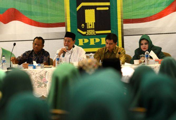 Ketua Umum Partai Persatuan Pembangunan (PPP) versi muktamar Jakarta Djan Faridz (kedua kiri) didampingi Sekjen Dimyati Natakusumah (kedua kanan), Waketum Habil Marati (kiri) dan Fernita Darwis (kanan). Antara/Prasetyo