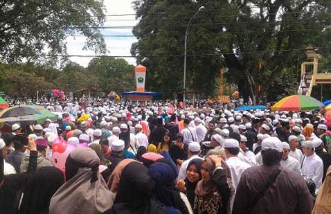 Ribuan jamaah dari penjuru tanah air memadati acara haul akbar pendiri ponpes Darul Hadits Al Faqihiyah Malang, Al Habib Abd.Qadir bin Ahmad Bilfaqih, dan putranya Al Habib Abdullah bin Abd.Qadir Bilfaqih, , serta Harlah Ponpes ke-72. foto: istimewa.