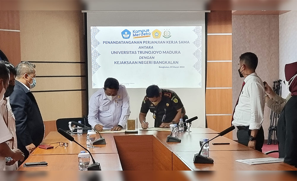 Rektor UTM Muh. Syarif bersama Kajari Bangkalan Chandra Saptaji saat penandatanganan kerja sama.