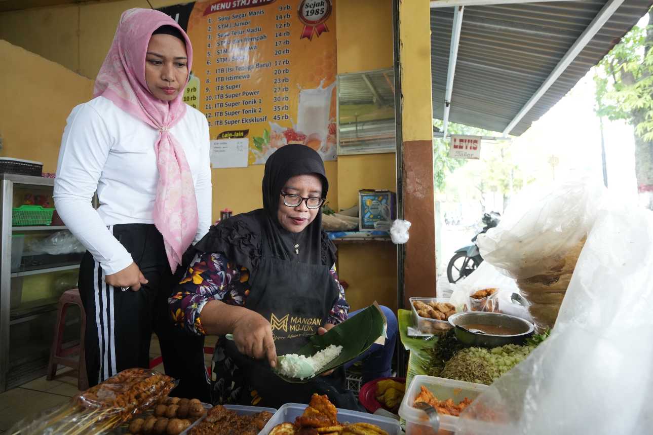 Wali Kota Mojokerto, Ika Puspitasari saat menyambangi UMKM warung pecel