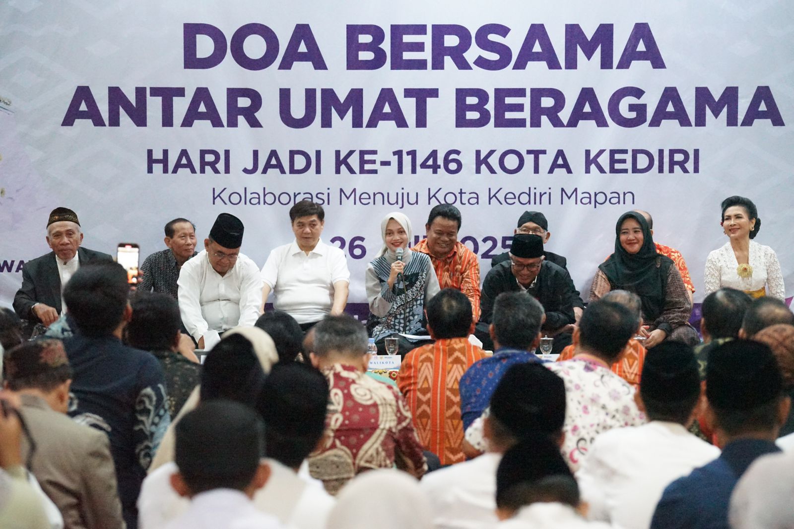 Wali Kota Kediri Vinanda Prameswati saat mengikuti kegiatan doa bersama. (Ist). 