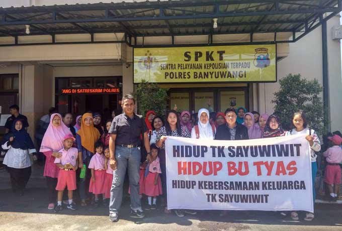 Wali murid yang datang ke Polres memberi dukungan pada Bu Pawuhing Tyas Asih dan Kurnia Ivani.