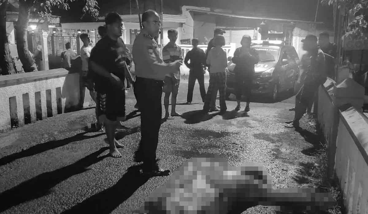 Petugas saat mengevakuasi jambret yang tewas di Sidoarjo.
