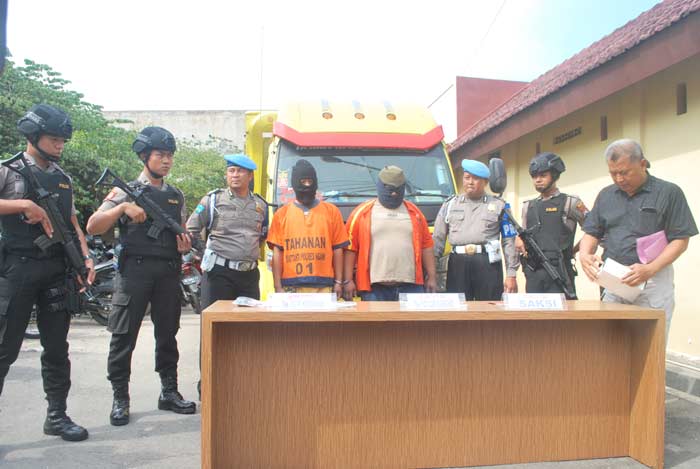 Satuan Reserse Kriminal (Sat Reskrim) Polres Ngawi saat menggelar hasil tangkapan penggelapan gabah, di halaman Mapolres, Kamis (02/11).