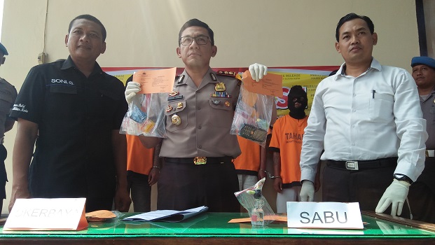 
Kapolres Blitar AKBP Adewira Negara Siregar menunjukkan barang bukti saat pres release di Mapolres Blitar Kota

