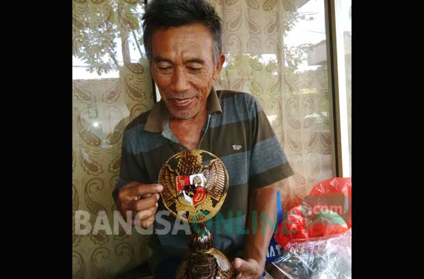 Joko Sasongko, dengan hasil karyanya.