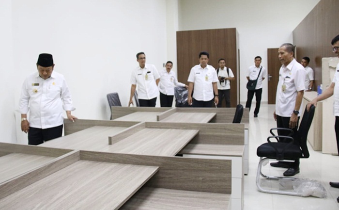 PERSIAPAN: Bupati Sidoarjo H Saiful Ilah memantau Mal Pelayanan Publik, Rabu (2/1). Foto: Ist