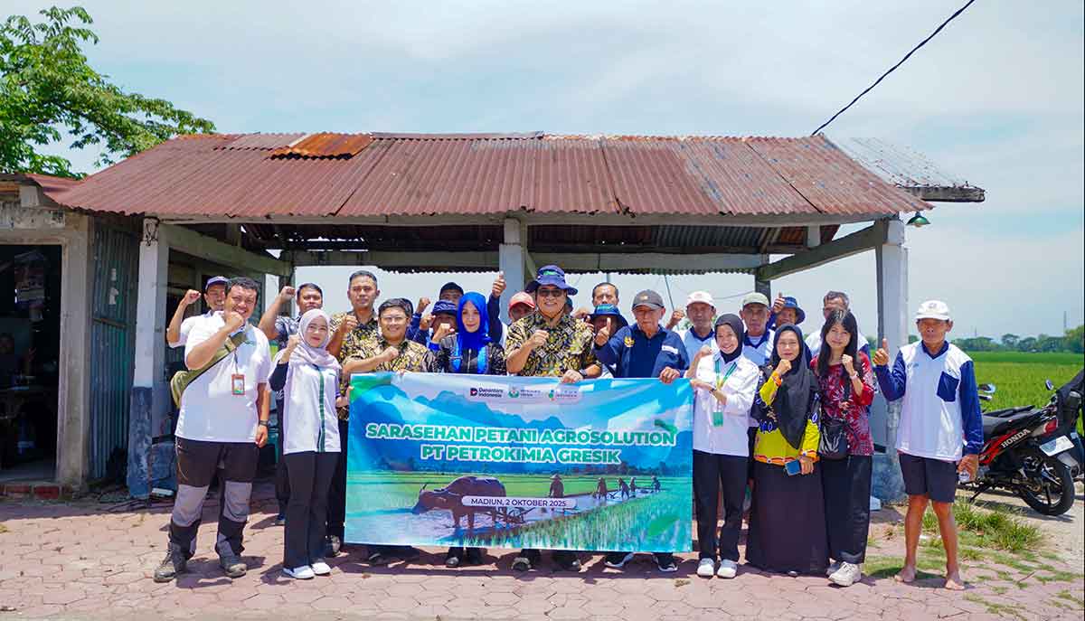 Direktur Utama Petrokimia Gresik, Daconi Khotob, bersama para petani. Foto: Ist