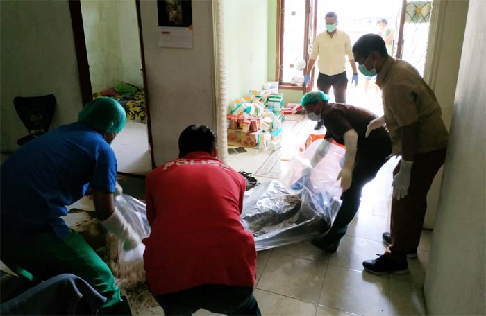 Petugas saat mengevakuasi mayat korban.