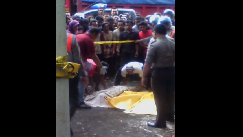 Jenazah korban saat diamankan petugas. (imron/BangsaOnline)