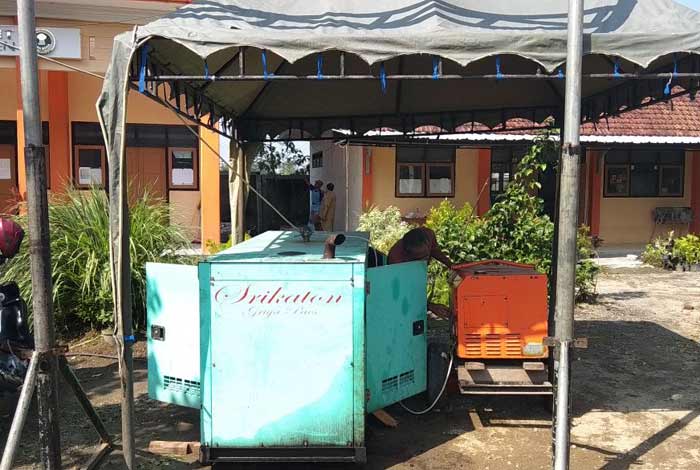 Genset yang disiagakan di SMKN 1 Nglegok, Blitar, selama UNBK. foto: Akina/ bangsaonline.com 